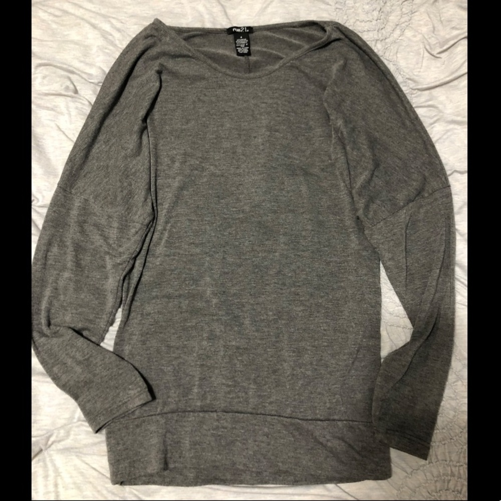 Rarely Worn!! Stretchy, Scoop Neck, Long Sleeve